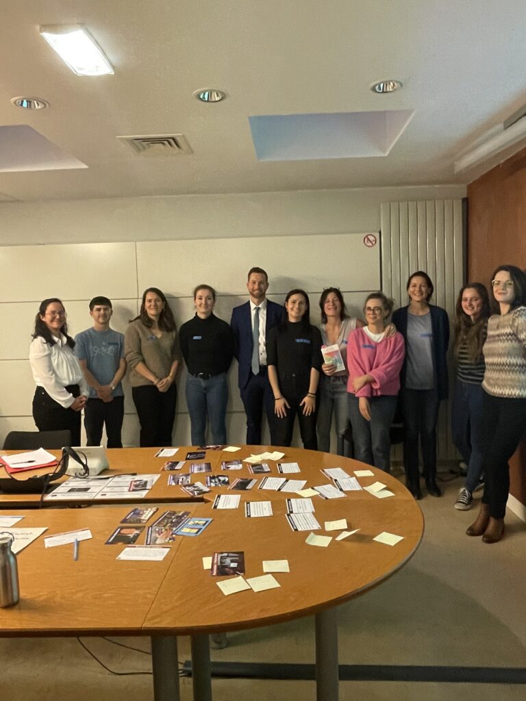 Participantes et participantes à la fresque du sexisme focus dans le sport à la MIPROF