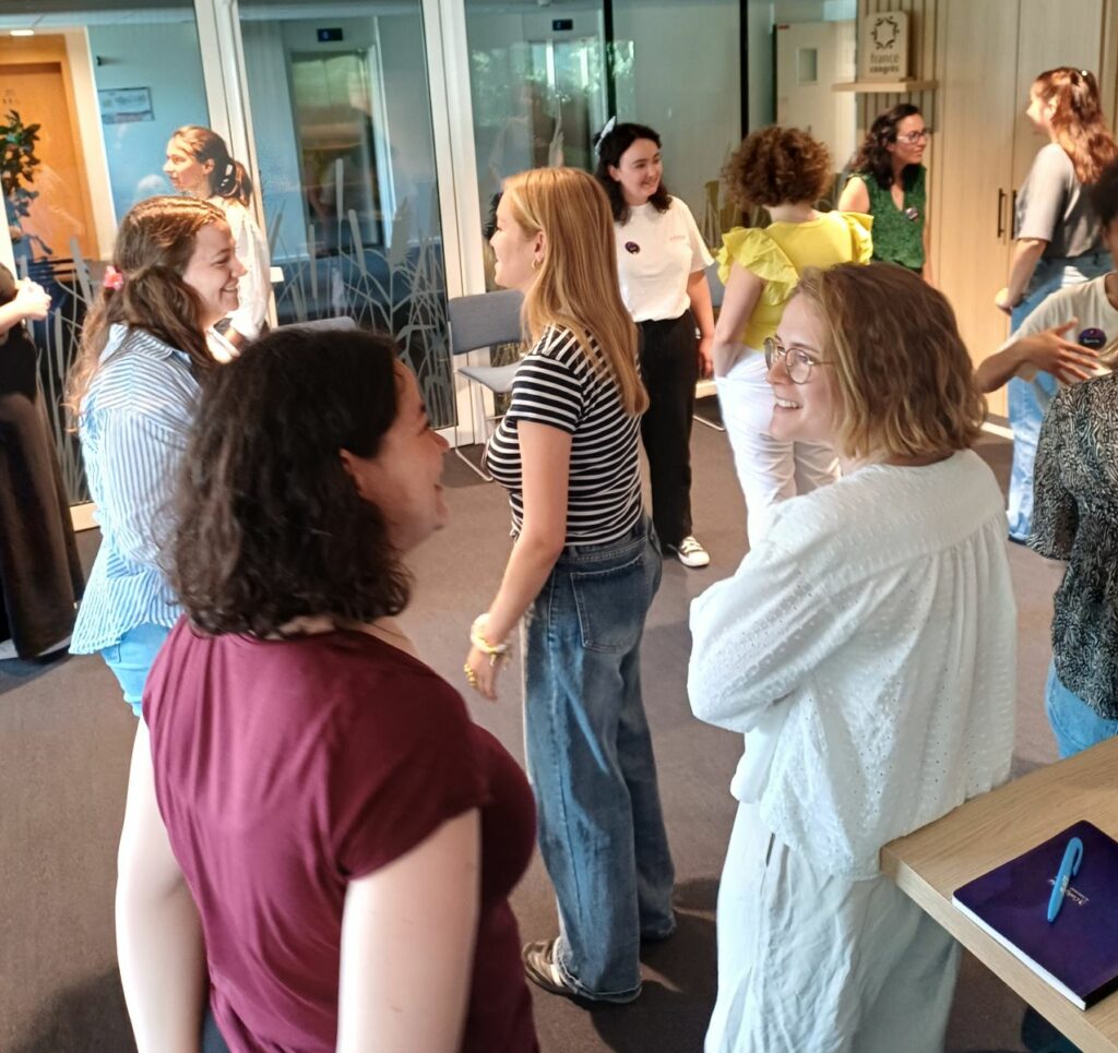 Photo de l'atelier animé en non mixité Mesdames, prenez votre place ! animé à la Nantes Digital Week. Des femmes échangent pour mieux se connaître en début d'atelier