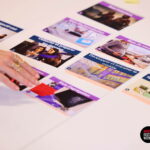 Décoder et déconstruire les biais dans l'IA. Carte de la fresque manipulée sur la table