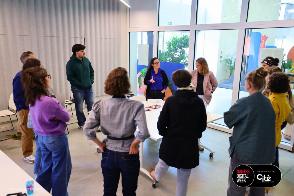 Anabelle Pasillas anime l'atelier Décoder et déconstruire les biais dans l'IA.