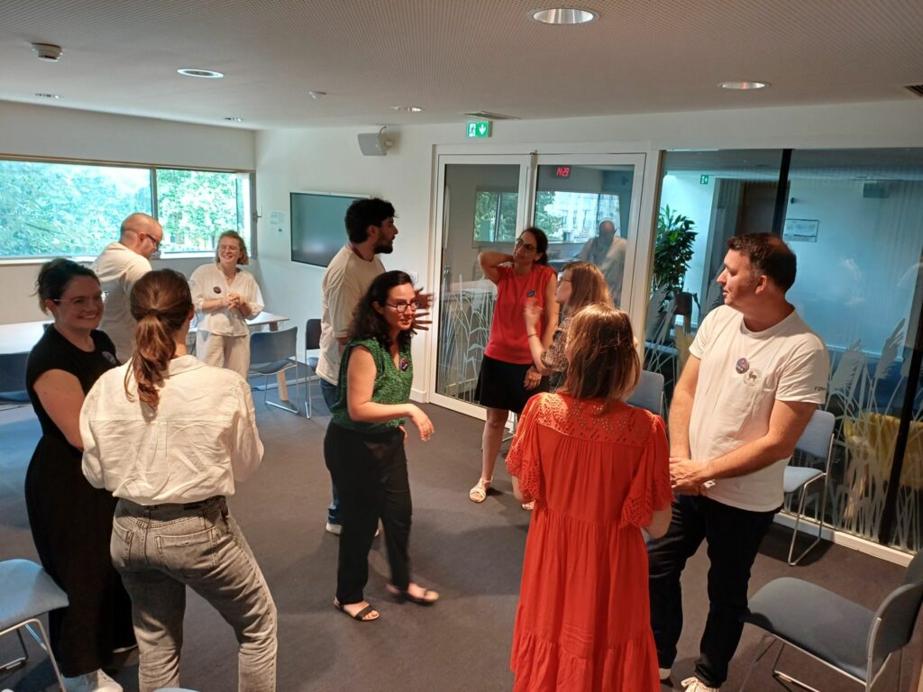 Photo de l'atelier animé en mixité Alliés et alliées un rôle à jouer au quotidien animé à la Nantes Digital Week. Les participantes et participants prennent conscience du rôle de leur posture, corps et voix pour occuper la place de manière juste