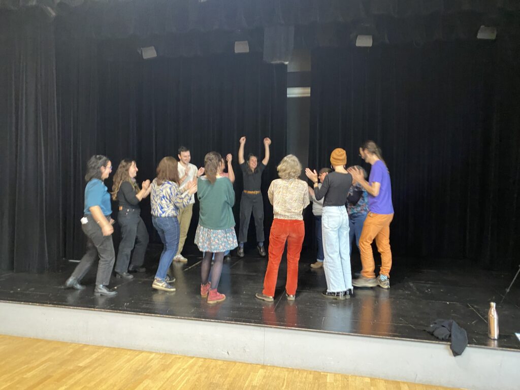 Participants et partipantes faisant un exercice inspiré de l'improvisation théâtrale